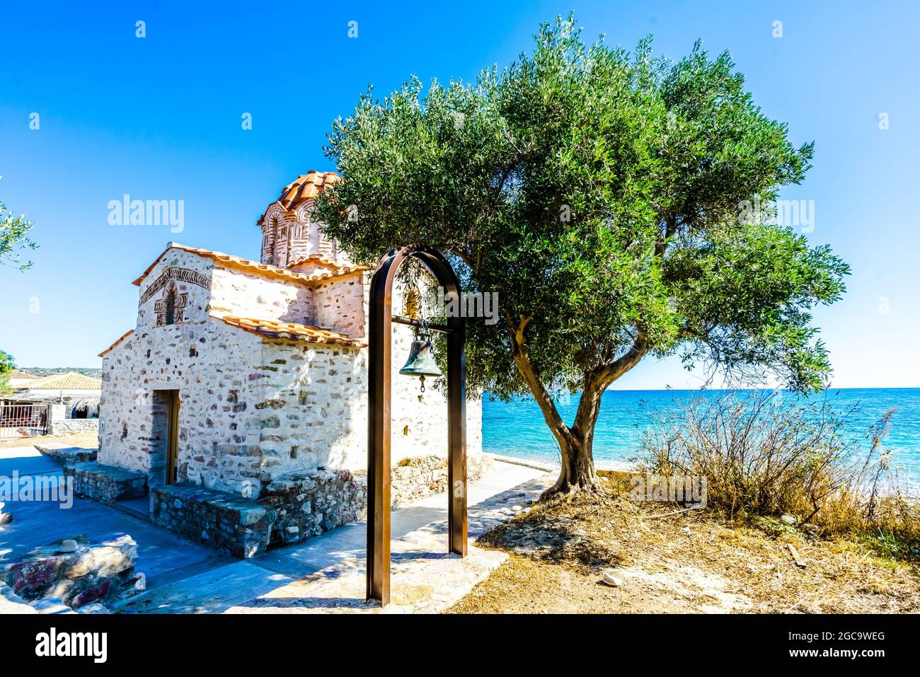 Vue sur l'église orthodoxe Agia Varvara à la plage de Skoutari, Péloponnèse Grèce Banque D'Images