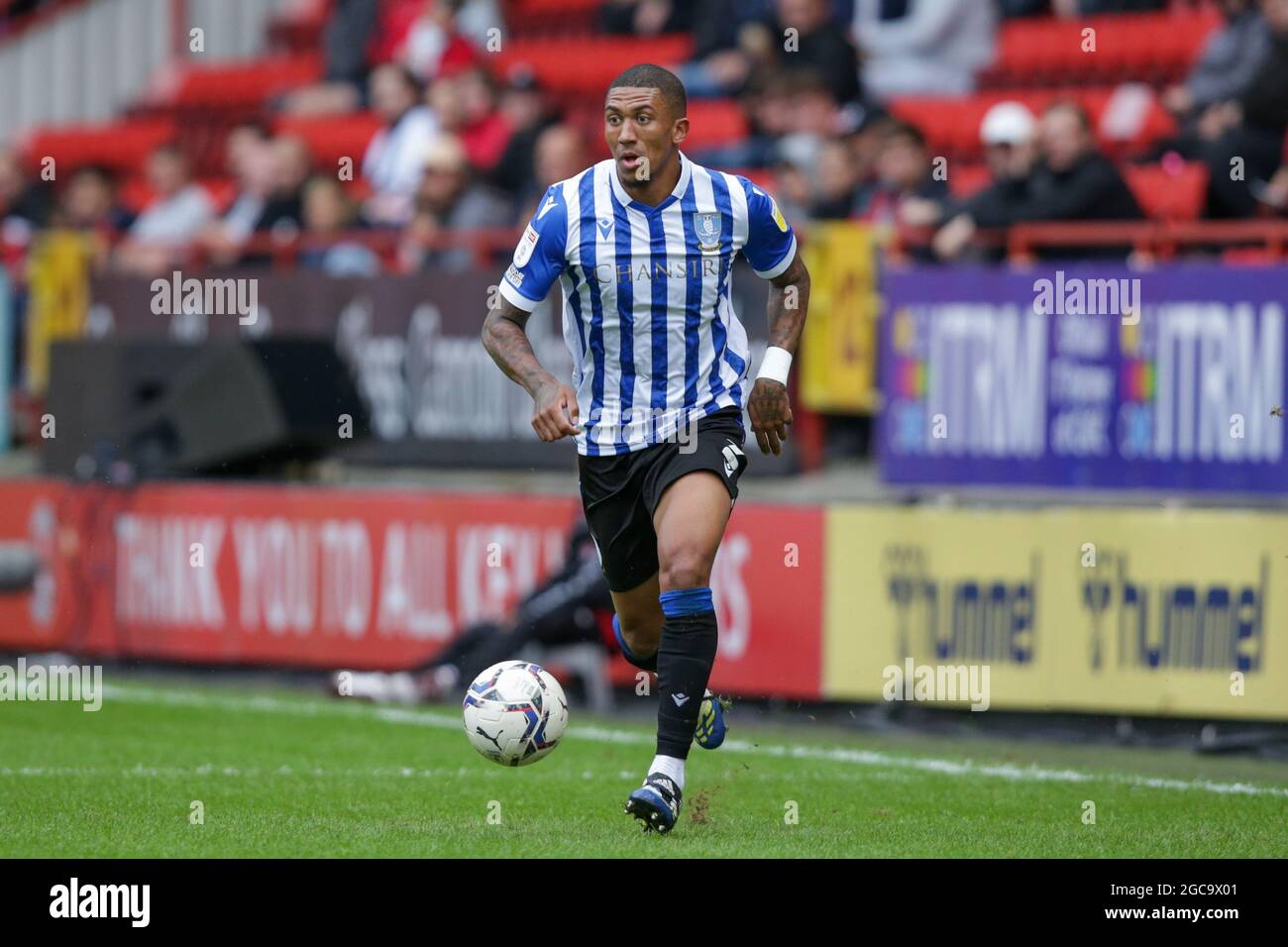 Liam Palmer #2 de Sheffield mercredi dribbles le ballon à Londres, Royaume-Uni le 8/7/2021. (Photo de Simon Bissett/News Images/Sipa USA) Banque D'Images