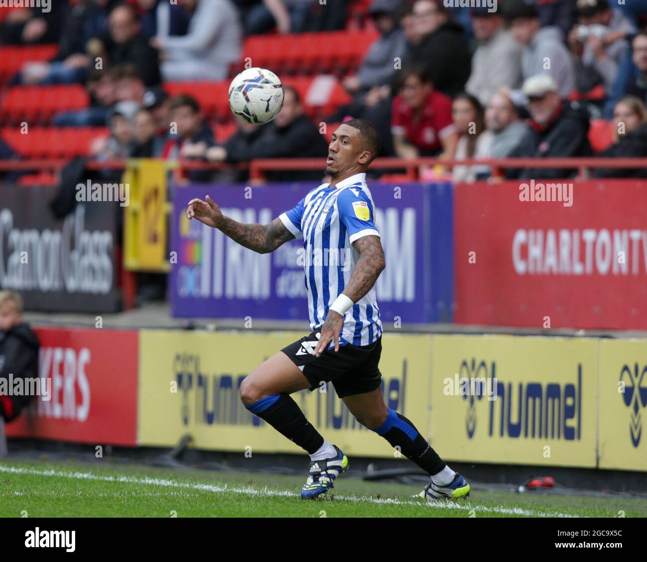 Liam Palmer #2 de Sheffield mercredi contrôle le ballon à Londres, Royaume-Uni le 8/7/2021. (Photo de Simon Bissett/News Images/Sipa USA) Banque D'Images