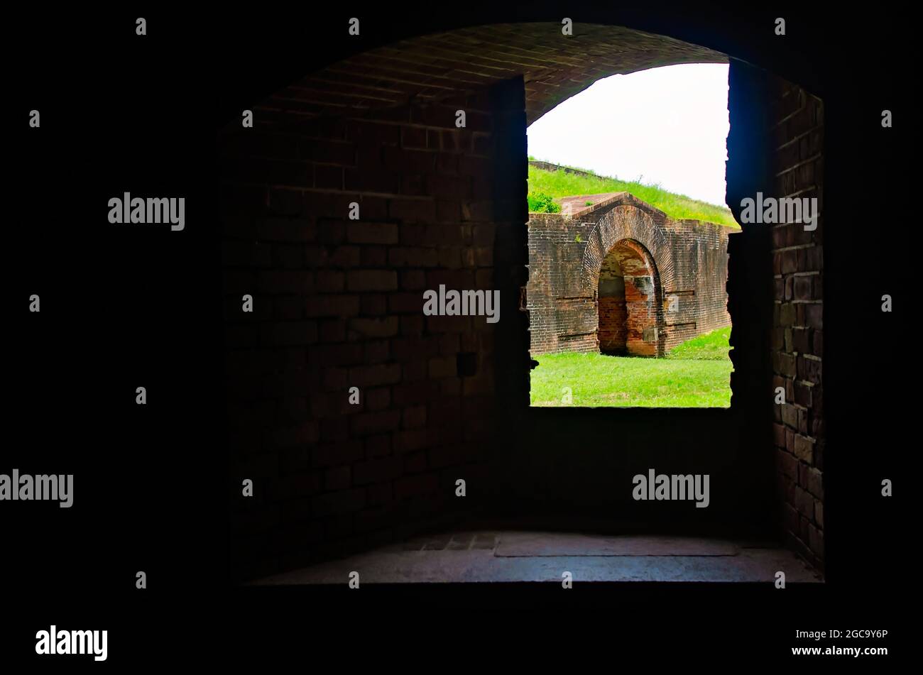 Une fenêtre dans le casemate permet de prendre un fusil et de voir le tunnel de la poste à fort Morgan, le 31 juillet 2021, à Gulf Shores, en Alabama. Banque D'Images