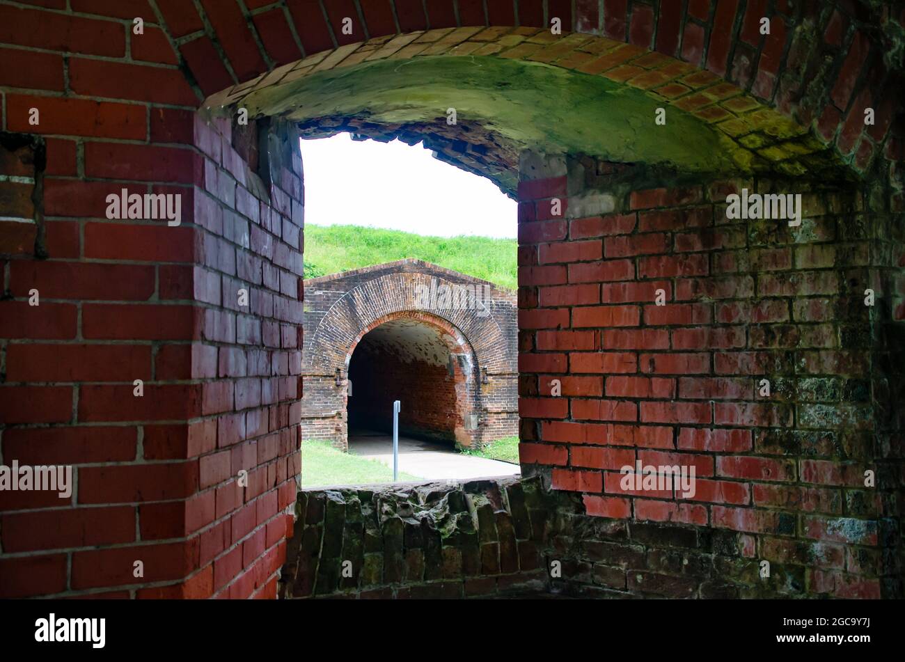 Une fenêtre dans le casemate permet de prendre un fusil et de voir le tunnel de la poste à fort Morgan, le 31 juillet 2021, à Gulf Shores, en Alabama. Banque D'Images