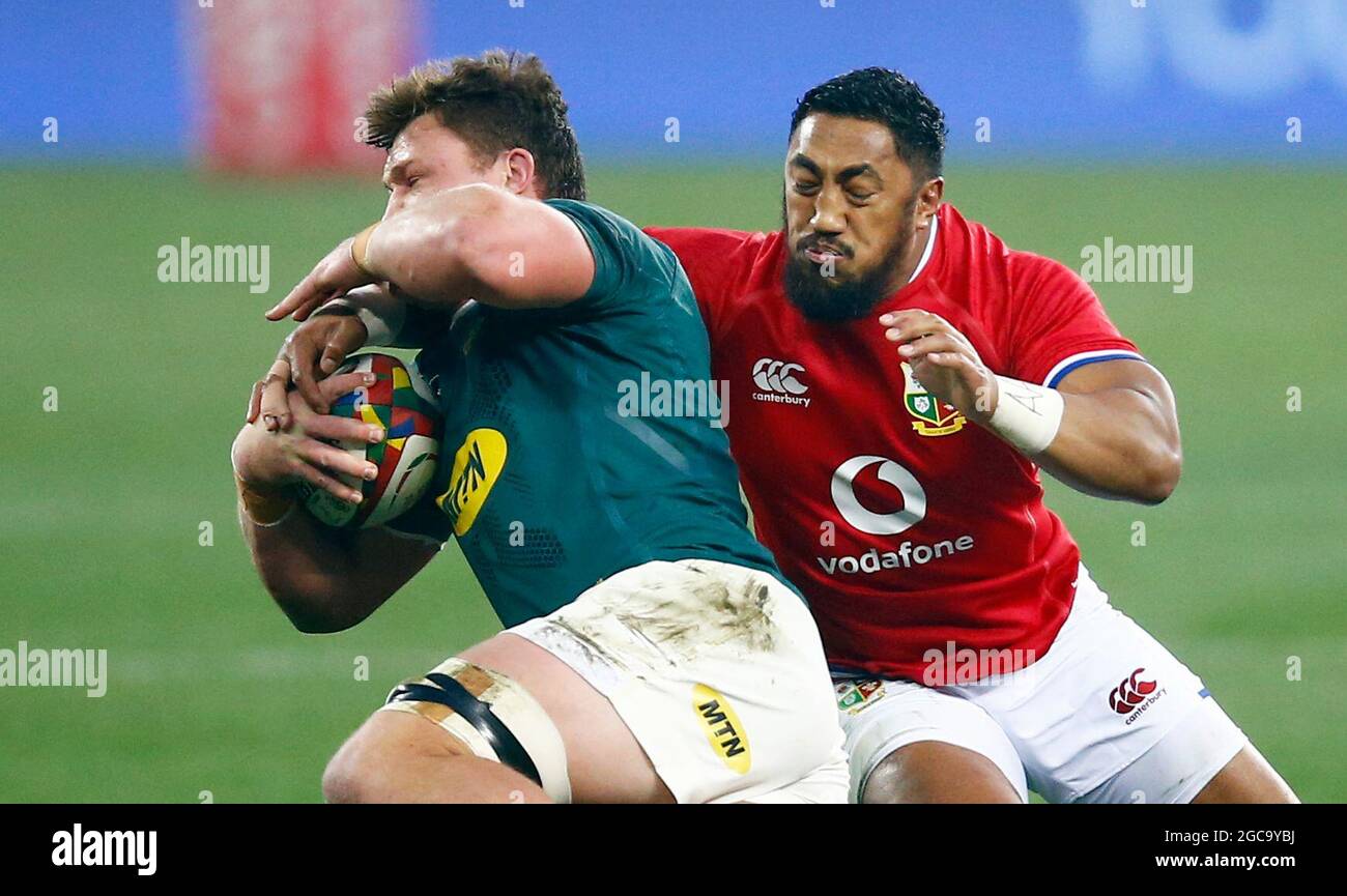 Le Bundee Aki des Lions britanniques et irlandais s'attaque à Jasper Wiese en Afrique du Sud lors de la série Lions de Castle Lager, troisième épreuve au stade du Cap, au Cap, en Afrique du Sud. Date de la photo: Samedi 8 août 2021. Banque D'Images