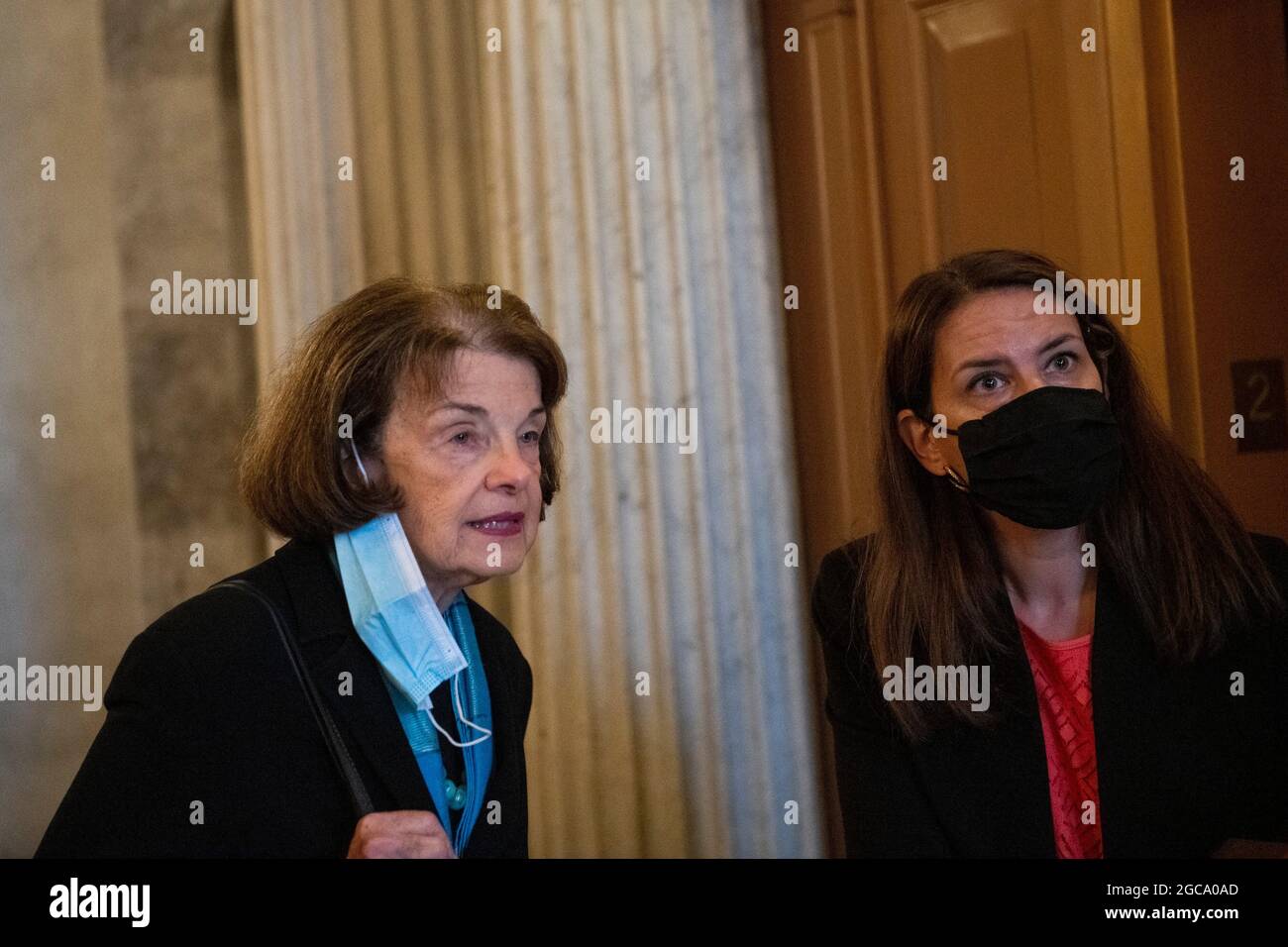 Washington, Vereinigte Staaten. 07e août 2021. Le sénateur américain Dianne Feinstein (démocrate de Californie) quitte la salle du Sénat lors d'un vote au Capitole des États-Unis à Washington, DC, le samedi 7 août 2021. Credit: Rod Lamkey/CNP/dpa/Alay Live News Banque D'Images