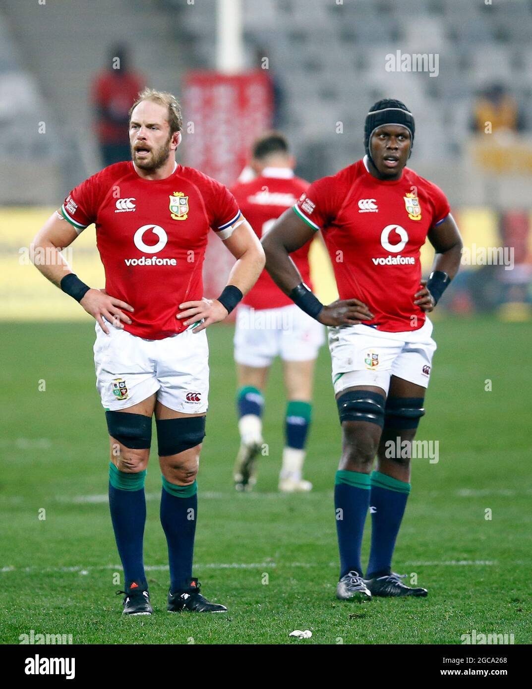 Alun Wyn Jones (capitaine) des Lions britanniques et irlandais avec Maro Itoje des Lions britanniques et irlandais lors de la série Lions de Castle Lager, troisième épreuve au stade du Cap, Cape Town, Afrique du Sud. Date de la photo: Samedi 8 août 2021. Banque D'Images