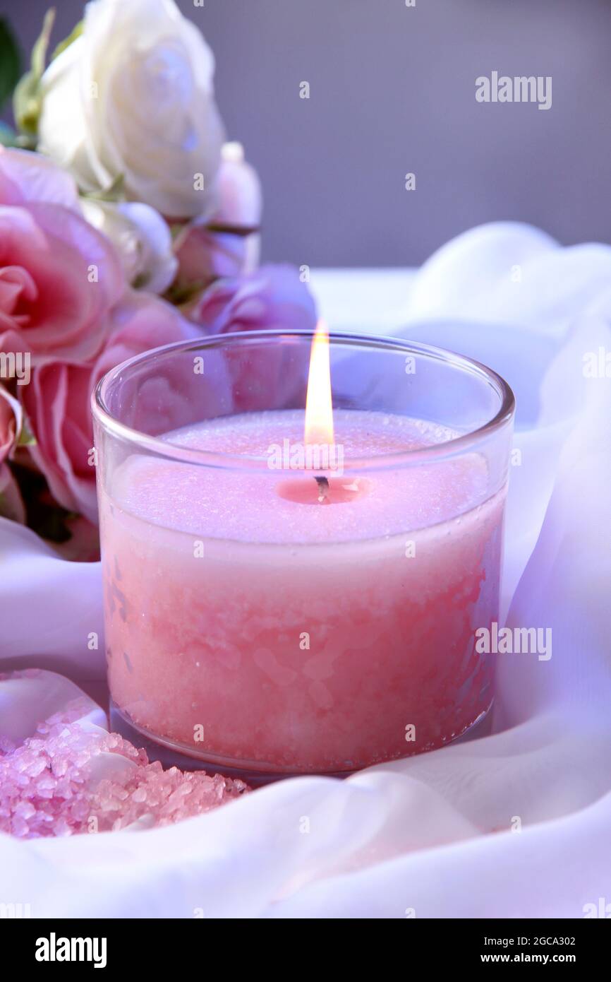 Belle bougie avec fleur sur un tissu blanc, Close up Photo Stock - Alamy
