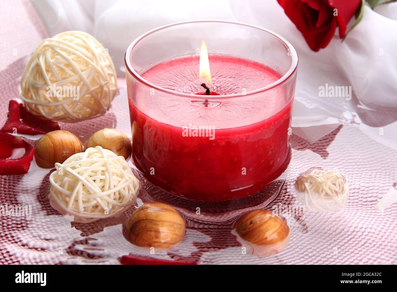 Belle bougie rouge avec pétales de fleurs dans de l'eau Photo Stock - Alamy