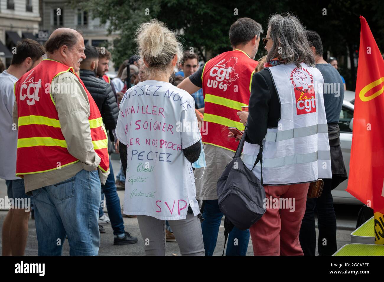 05 2021 août, Lyon, Rhône Alpes Auvergne, France : manifestants dans la rue contre le passe sanitaire, avec une bannière en français, pas de passe, à Engli Banque D'Images