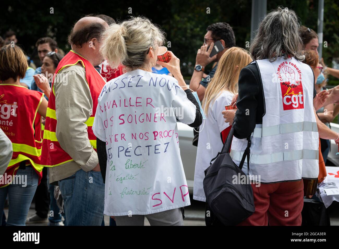 05 2021 août, Lyon, Rhône Alpes Auvergne, France : manifestants dans la rue contre le passe sanitaire, avec une bannière en français, pas de passe, à Engli Banque D'Images