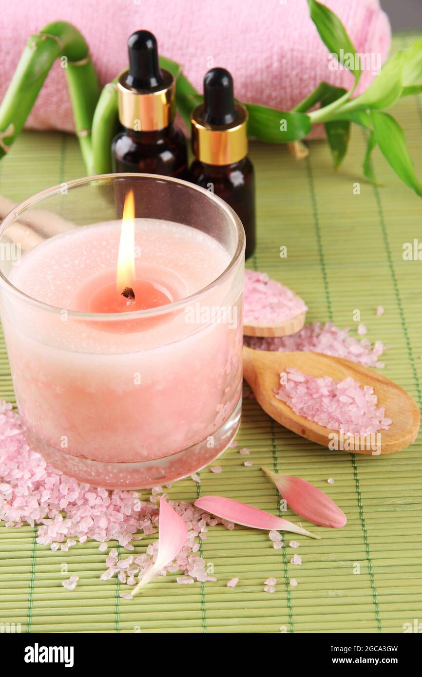 Magnifique spa avec bougie rose sur le tapis de bambou Photo Stock - Alamy