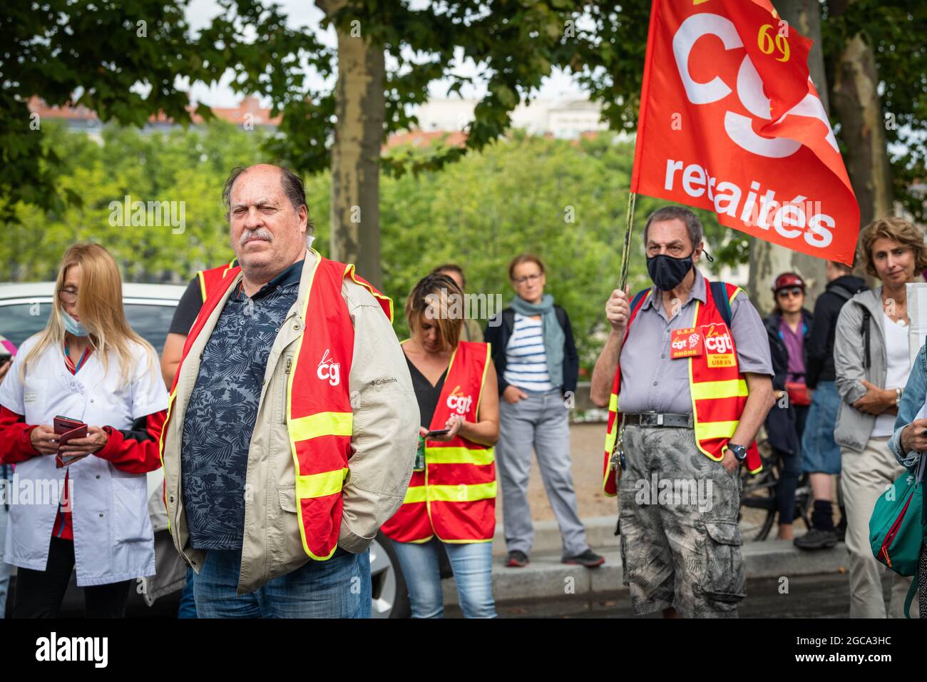 05 2021 août, Lyon, Rhône Alpes Auvergne, France : manifestants dans la rue contre le passe sanitaire, avec une bannière en français, pas de passe, à Engli Banque D'Images