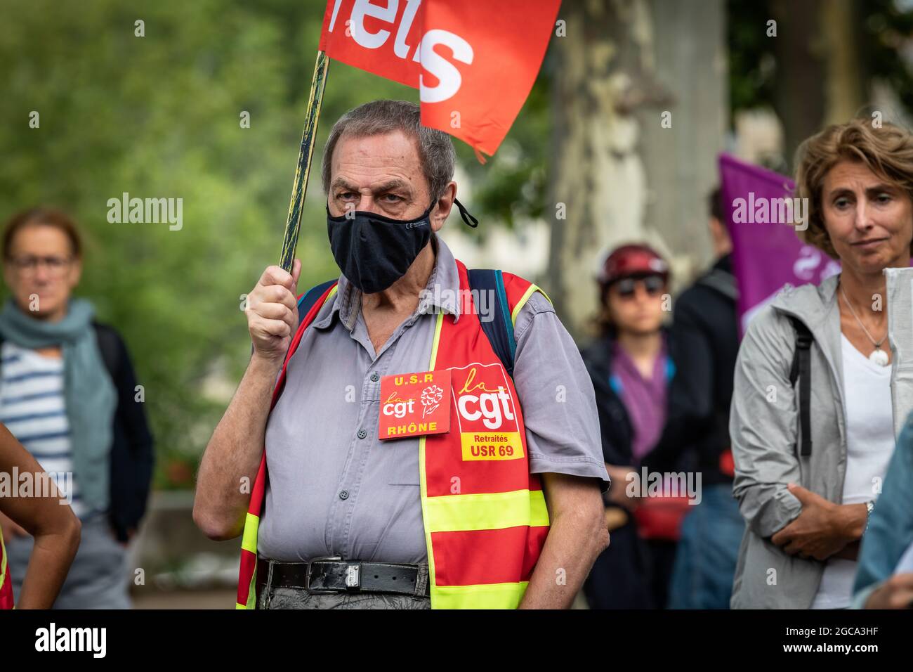 05 2021 août, Lyon, Rhône Alpes Auvergne, France : manifestants dans la rue contre le passe sanitaire, avec une bannière en français, pas de passe, à Engli Banque D'Images