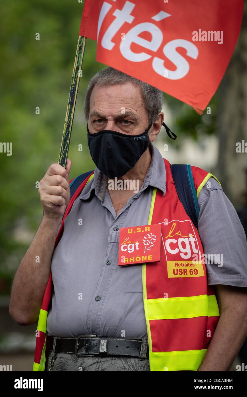 05 2021 août, Lyon, Rhône Alpes Auvergne, France : manifestants dans la rue contre le passe sanitaire, avec une bannière en français, pas de passe, à Engli Banque D'Images