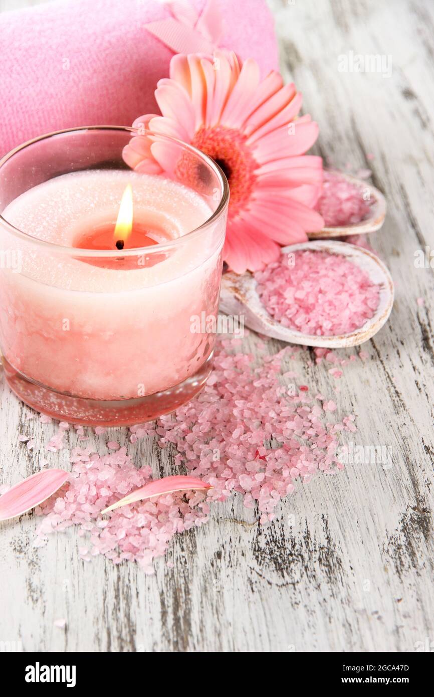 Magnifique spa avec bougie rose et fleur sur fond de bois Photo Stock -  Alamy
