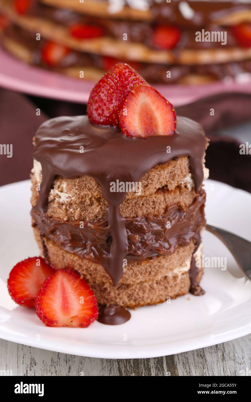 Gateau Au Chocolat Avec Fraise Sur Table En Bois Gros Plan Photo Stock Alamy