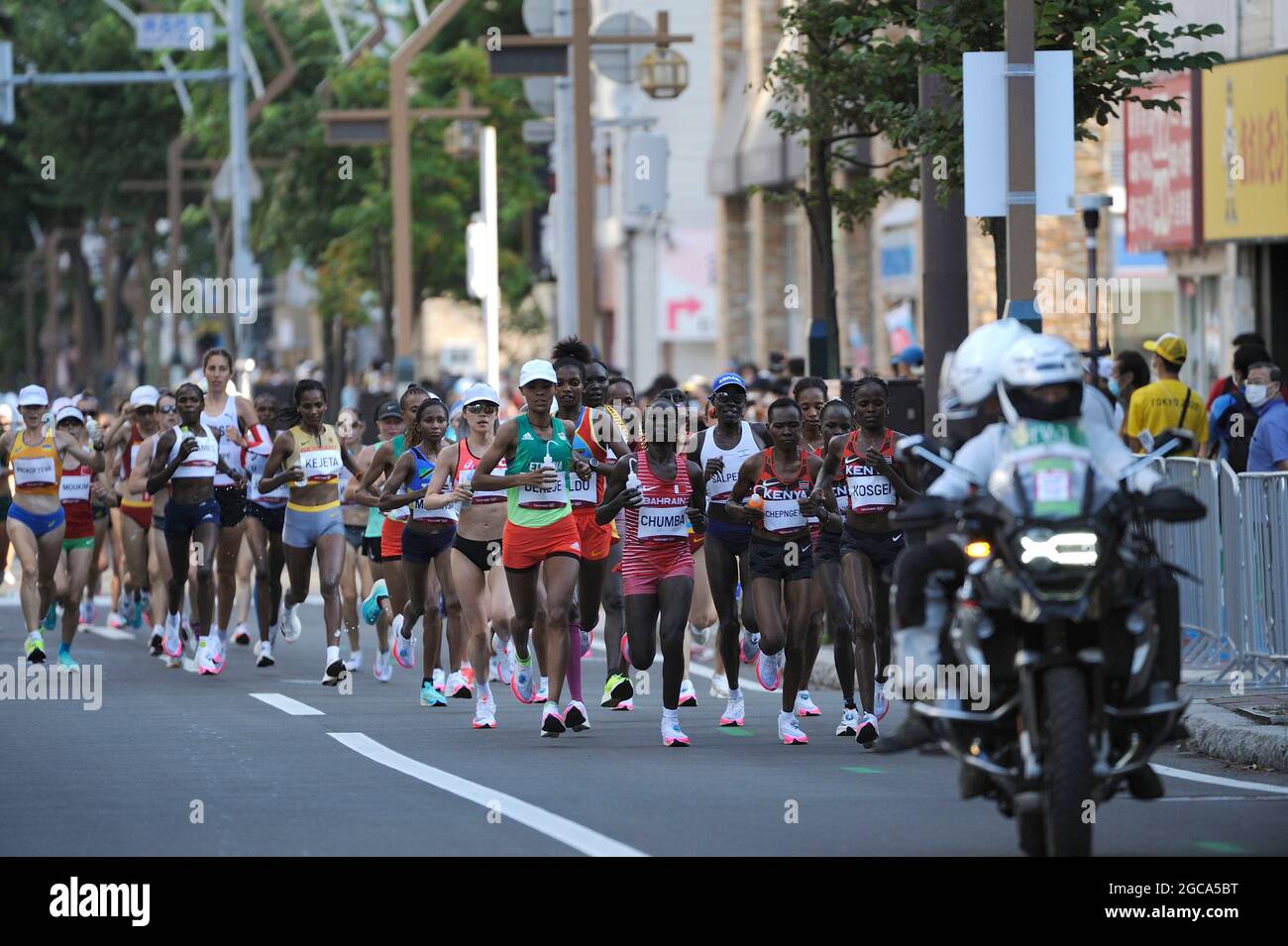 Sapporo, Hokkaido, Japon. 7 août 2021. Vue générale du meilleur pack de coureurs Marathon : Marathon des femmes pendant les Jeux Olympiques de Tokyo 2020 à Sapporo, Hokkaido, Japon . Crédit: Hiroyuki Sato/AFLO/Alamy Live News Banque D'Images