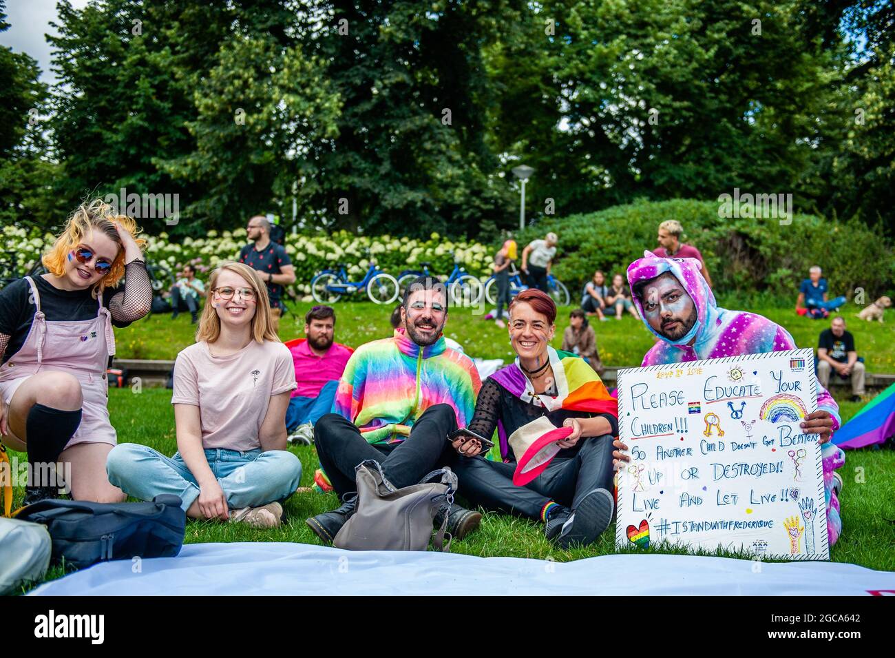 Amsterdam, pays-Bas. 07e août 2021. Des manifestants sont vus poser pour une photo pendant la manifestation.la manifestation annuelle de droits égaux pour la communauté mondiale de l'arc-en-ciel a eu lieu à Amsterdam. En raison des mesures COVID-19, la manifestation n'a pas commencé au monument Homo comme chaque année, mais au parc Martin Luther King où il y avait plus d'espace pour les milliers de participants. La marche a marché du parc, a traversé le centre-ville, et s'est terminée à la gare centrale d'Amsterdam. Crédit : SOPA Images Limited/Alamy Live News Banque D'Images