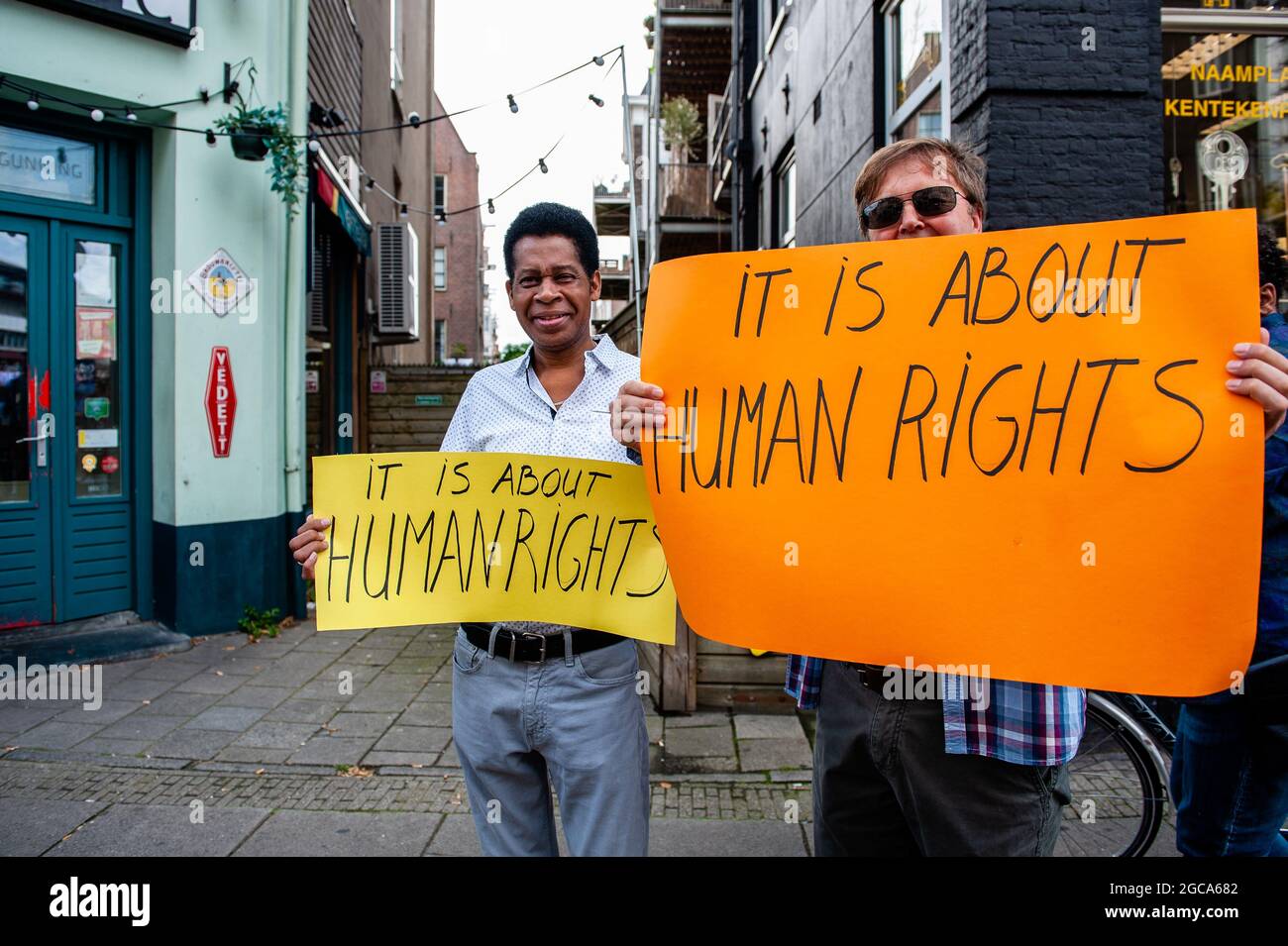 Amsterdam, pays-Bas. 07e août 2021. Les manifestants tiennent des pancartes pro des droits de l'homme pendant la manifestation.la manifestation annuelle d'égalité des droits pour la communauté mondiale de l'arc-en-ciel a eu lieu à Amsterdam. En raison des mesures COVID-19, la manifestation n'a pas commencé au monument Homo comme chaque année, mais au parc Martin Luther King où il y avait plus d'espace pour les milliers de participants. La marche a marché du parc, a traversé le centre-ville, et s'est terminée à la gare centrale d'Amsterdam. Crédit : SOPA Images Limited/Alamy Live News Banque D'Images