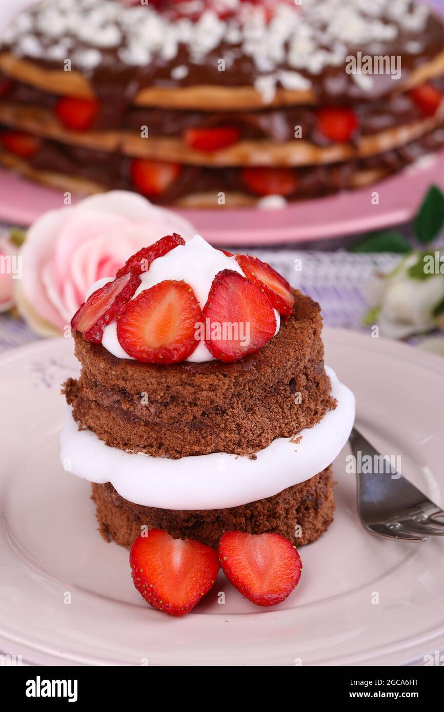 Gateau Au Chocolat Avec Fraise Sur Table En Bois Gros Plan Photo Stock Alamy