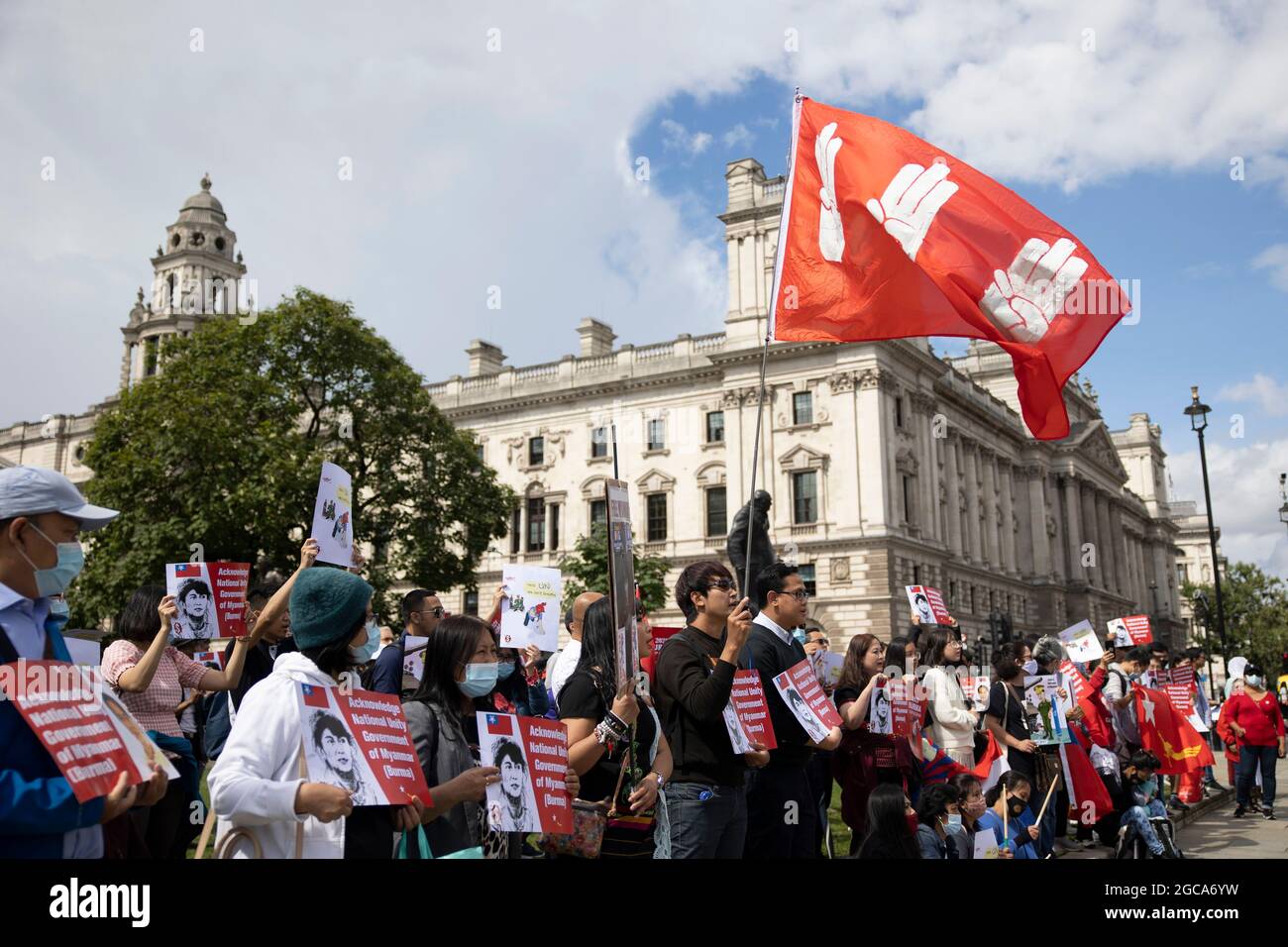 Londres, Royaume-Uni. 07e août 2021. Un manifestant agité un drapeau avec le symbole de « hommage à trois doigts » pendant la manifestation. À la veille du 33ème anniversaire du soulèvement de 8888 People Power au Myanmar, des centaines de Birmans à Londres ont défilé de la place du Parlement au Bureau des affaires étrangères, du Commonwealth et du développement, puis à l'ambassade du Myanmar. Ils ont protesté contre la dictature génocidaire du gouvernement de coup d'État actuel au Myanmar et ont demandé une aide internationale pour reconnaître le gouvernement d'unité nationale du Myanmar. Crédit : SOPA Images Limited/Alamy Live News Banque D'Images