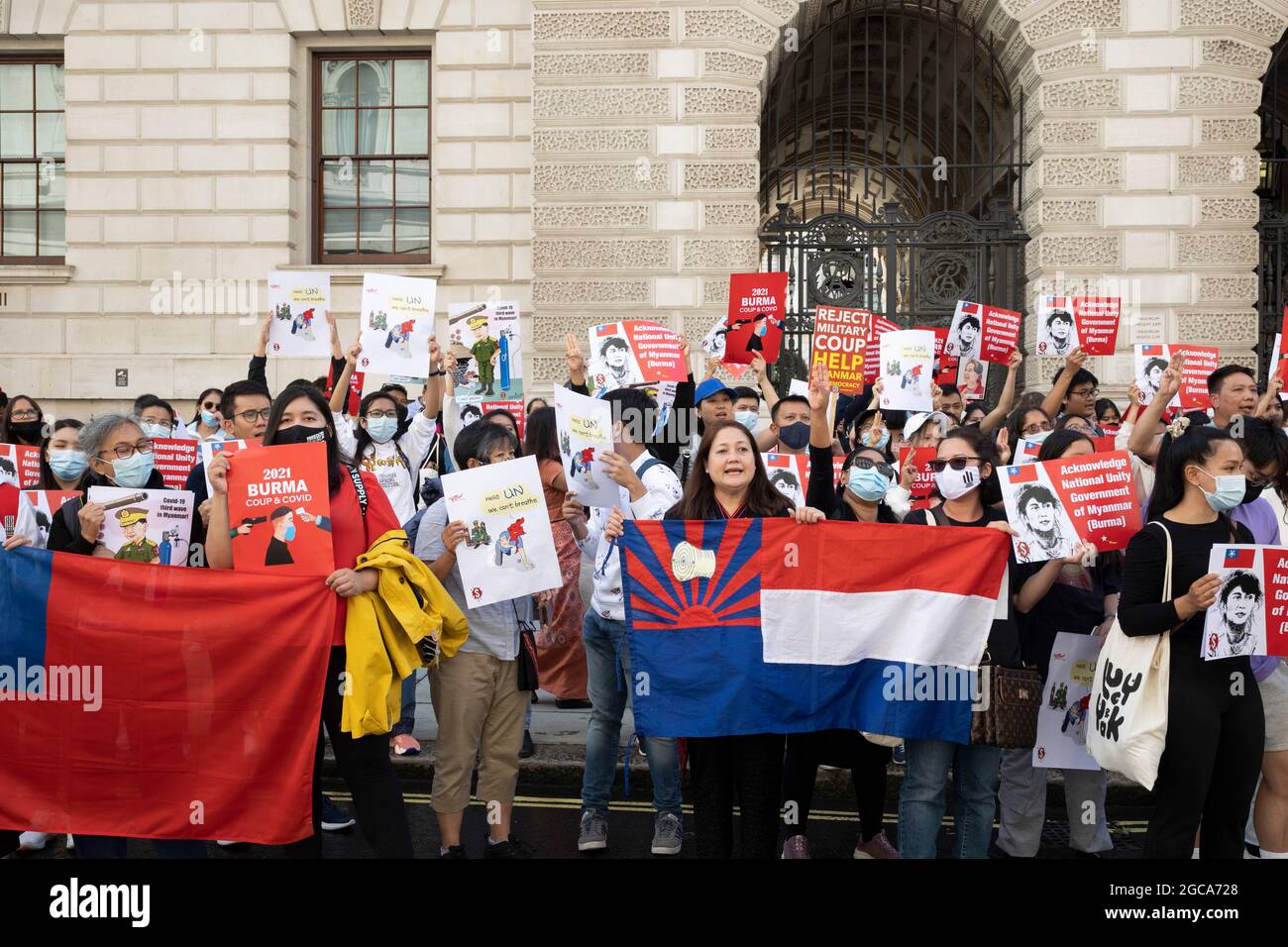 Londres, Royaume-Uni. 07e août 2021. Les manifestants ont vu se rassembler devant le Bureau des affaires étrangères, du Commonwealth et du développement tout en scandant des slogans, pendant la manifestation.à la veille du 33ème anniversaire du soulèvement de la puissance populaire de Myanmar en 8888, des centaines de Birmans à Londres ont défilé de la place du Parlement vers les étrangers, Commonwealth & Development Office, puis à l'ambassade du Myanmar. Ils ont protesté contre la dictature génocidaire du gouvernement de coup d'État actuel au Myanmar et ont demandé une aide internationale pour reconnaître le gouvernement d'unité nationale du Myanmar. Crédit : SOPA Images Limited/Alamy Live News Banque D'Images