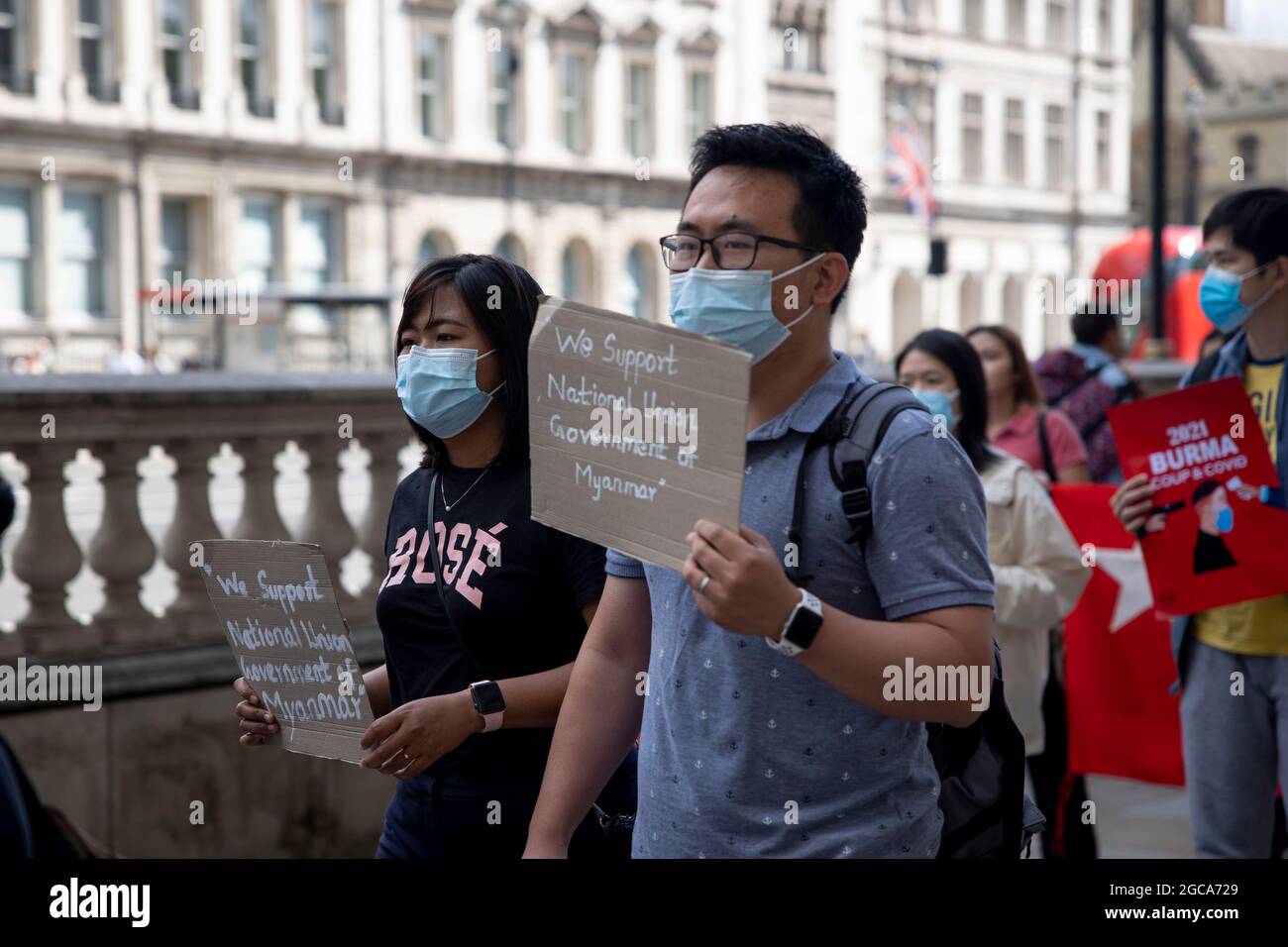 Londres, Royaume-Uni. 07e août 2021. Des manifestants ont vu tenir un écriteau pour montrer leur soutien au gouvernement d'unité de la nation du Myanmar, pendant la manifestation.à la veille du 33ème anniversaire de l'insurrection du pouvoir populaire de 8888 au Myanmar, des centaines de Birmans à Londres ont défilé de la place du Parlement vers les étrangers, Commonwealth & Development Office, puis à l'ambassade du Myanmar. Ils ont protesté contre la dictature génocidaire du gouvernement de coup d'État actuel au Myanmar et ont demandé une aide internationale pour reconnaître le gouvernement d'unité nationale du Myanmar. Crédit : SOPA Images Limited/Alamy Live News Banque D'Images