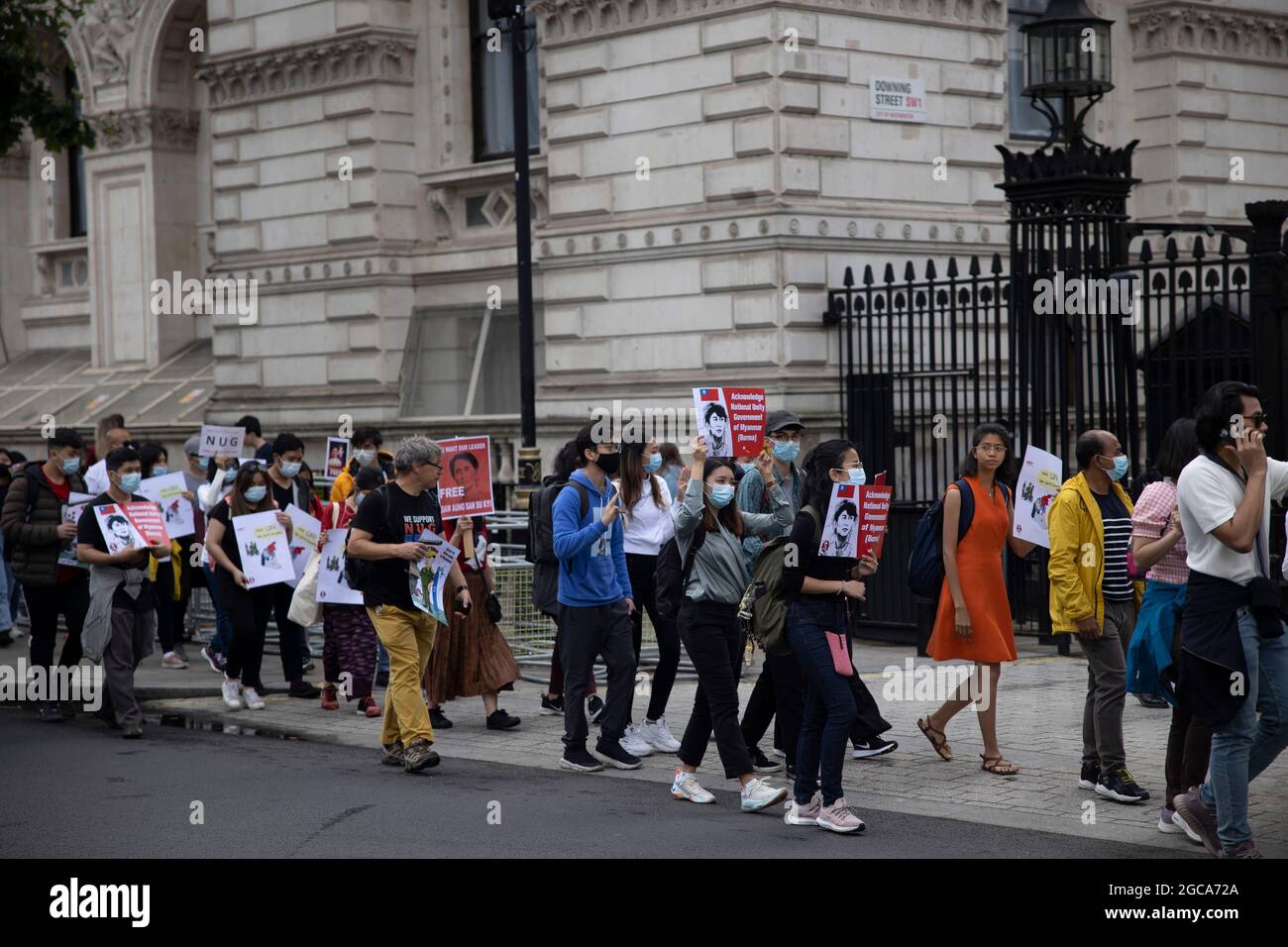 Londres, Royaume-Uni. 07e août 2021. Les manifestants ont vu des manifestants marcher devant Downing Street, pendant la manifestation. À la veille du 33ème anniversaire du soulèvement du pouvoir du peuple en 8888 au Myanmar, des centaines de Birmans à Londres ont défilé de la place du Parlement au Bureau des affaires étrangères, du Commonwealth et du développement, puis à l'ambassade du Myanmar. Ils ont protesté contre la dictature génocidaire du gouvernement de coup d'État actuel au Myanmar et ont demandé une aide internationale pour reconnaître le gouvernement d'unité nationale du Myanmar. Crédit : SOPA Images Limited/Alamy Live News Banque D'Images