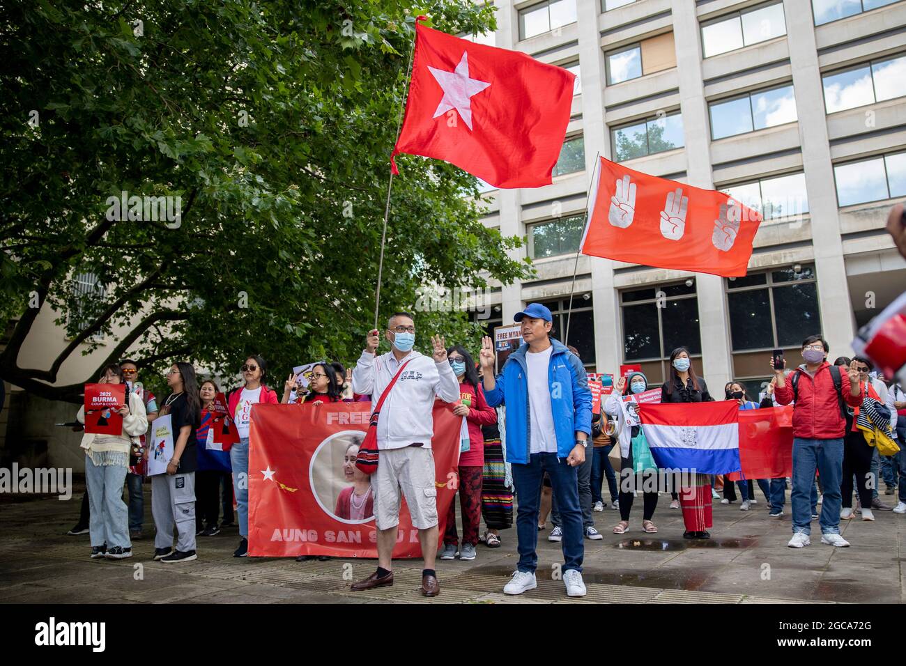 Londres, Royaume-Uni. 07e août 2021. Des manifestants ont vu des drapeaux en place pour montrer leur soutien au mouvement démocratique du Myanmar, pendant la manifestation. À la veille du 33ème anniversaire du soulèvement populaire de 8888 au Myanmar, des centaines de Birmans à Londres ont défilé de la place du Parlement vers les étrangers, Commonwealth & Development Office, puis à l'ambassade du Myanmar. Ils ont protesté contre la dictature génocidaire du gouvernement de coup d'État actuel au Myanmar et ont demandé une aide internationale pour reconnaître le gouvernement d'unité nationale du Myanmar. Crédit : SOPA Images Limited/Alamy Live News Banque D'Images