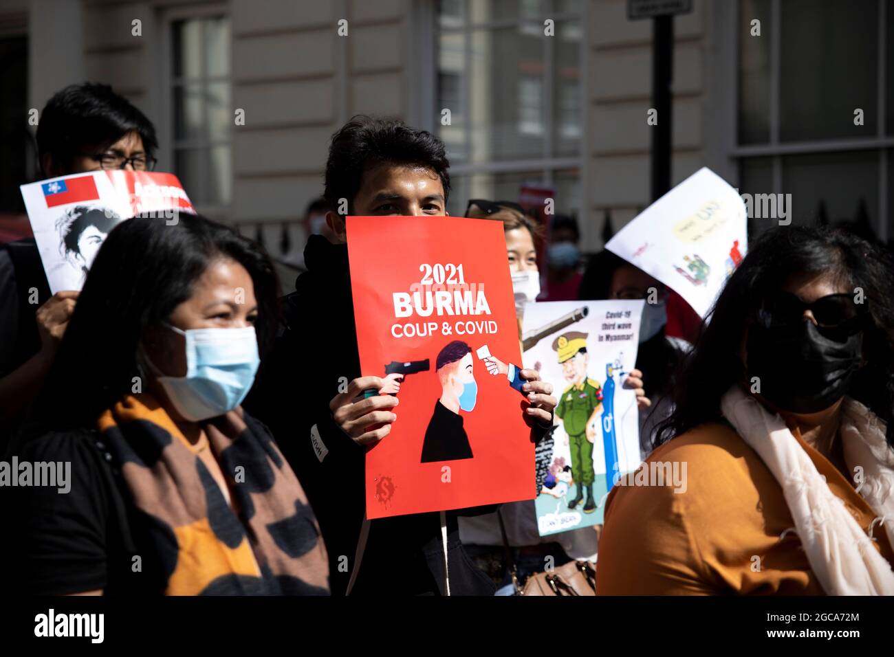 Londres, Royaume-Uni. 07e août 2021. Un manifestant portant un écriteau avec une caricature décrivant la crise en Birmanie en ce moment, pendant la manifestation.à la veille du 33ème anniversaire du soulèvement populaire de 8888 au Myanmar, des centaines de Birmans à Londres ont défilé de la place du Parlement vers les étrangers, Commonwealth & Development Office, puis à l'ambassade du Myanmar. Ils ont protesté contre la dictature génocidaire du gouvernement de coup d'État actuel au Myanmar et ont demandé une aide internationale pour reconnaître le gouvernement d'unité nationale du Myanmar. Crédit : SOPA Images Limited/Alamy Live News Banque D'Images