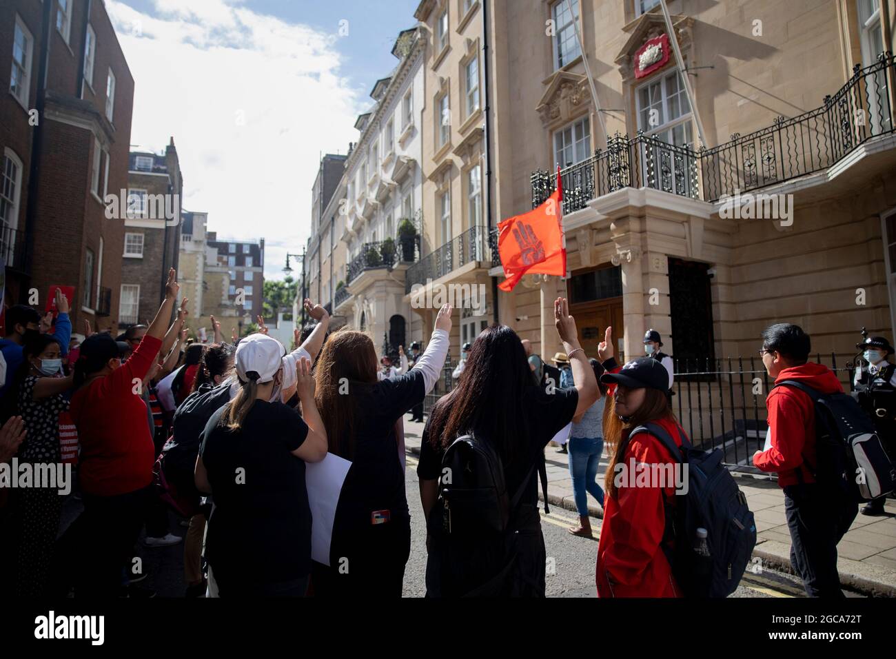 Londres, Royaume-Uni. 07e août 2021. Les manifestants saluant les trois doigts à l'ambassade du Myanmar pendant la manifestation.à la veille du 33ème anniversaire du soulèvement du pouvoir du peuple de 8888 au Myanmar, des centaines de Birmans à Londres ont défilé de la place du Parlement au Bureau des affaires étrangères, du Commonwealth et du développement, puis à l'ambassade du Myanmar. Ils ont protesté contre la dictature génocidaire du gouvernement de coup d'État actuel au Myanmar et ont demandé une aide internationale pour reconnaître le gouvernement d'unité nationale du Myanmar. Crédit : SOPA Images Limited/Alamy Live News Banque D'Images