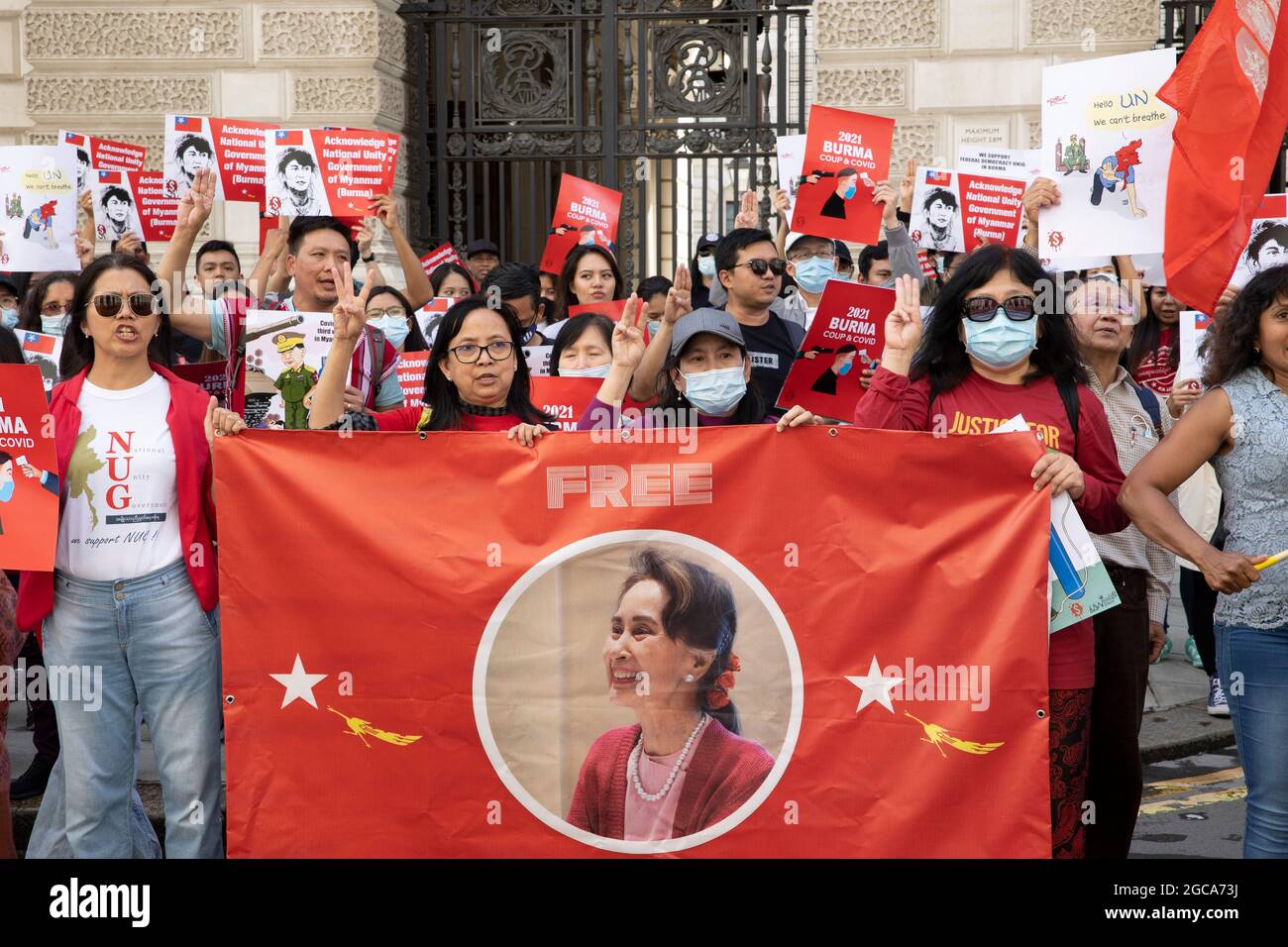 Londres, Royaume-Uni. 07e août 2021. Des manifestants vus avec une bannière demandant la liberté d'Aung San Suu Kyi, lors de la manifestation.à la veille du 33ème anniversaire du soulèvement du pouvoir du peuple en 8888 au Myanmar, des centaines de Birmans à Londres ont défilé de la place du Parlement au Bureau des affaires étrangères, du Commonwealth et du développement, puis à l'ambassade du Myanmar. Ils ont protesté contre la dictature génocidaire du gouvernement de coup d'État actuel au Myanmar et ont demandé une aide internationale pour reconnaître le gouvernement d'unité nationale du Myanmar. Crédit : SOPA Images Limited/Alamy Live News Banque D'Images