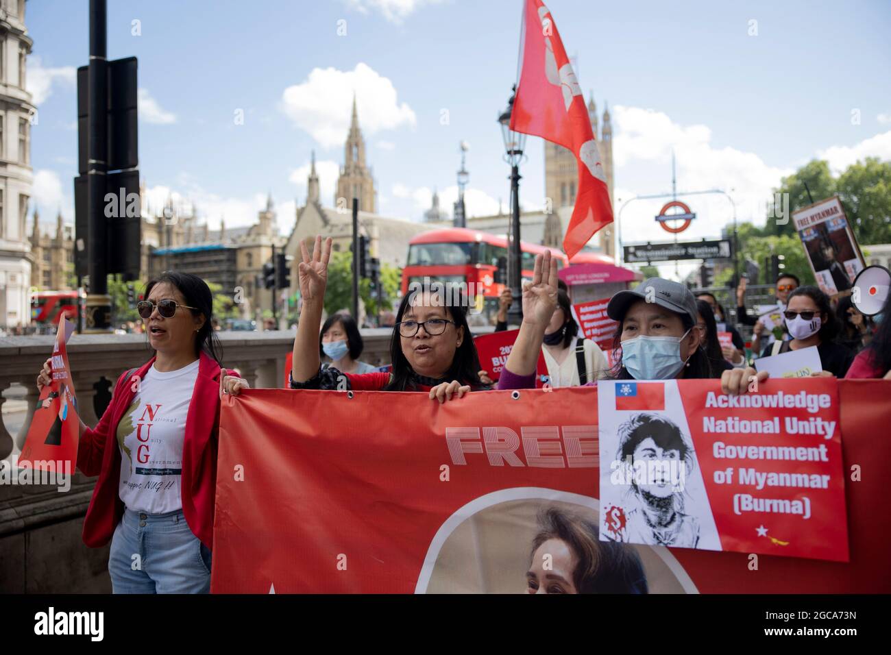 Londres, Royaume-Uni. 07e août 2021. Les manifestants saluant les trois doigts pour soutenir le mouvement démocratique au Myanmar, lors de la manifestation.à la veille du 33e anniversaire du soulèvement du pouvoir populaire de 8888 en Birmanie, des centaines de Birmans à Londres ont défilé de la place du Parlement vers les étrangers, Commonwealth & Development Office, puis à l'ambassade du Myanmar. Ils ont protesté contre la dictature génocidaire du gouvernement de coup d'État actuel au Myanmar et ont demandé une aide internationale pour reconnaître le gouvernement d'unité nationale du Myanmar. Crédit : SOPA Images Limited/Alamy Live News Banque D'Images