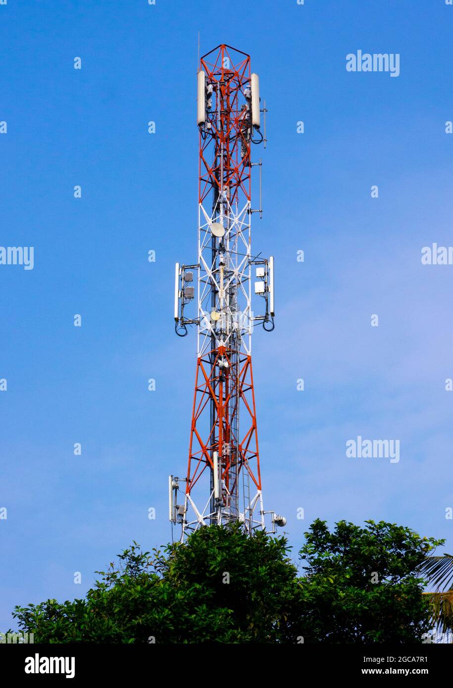 Télécommunications BTS. Une station d'émetteur-récepteur de base (BTS) est un équipement qui facilite la communication sans fil Banque D'Images