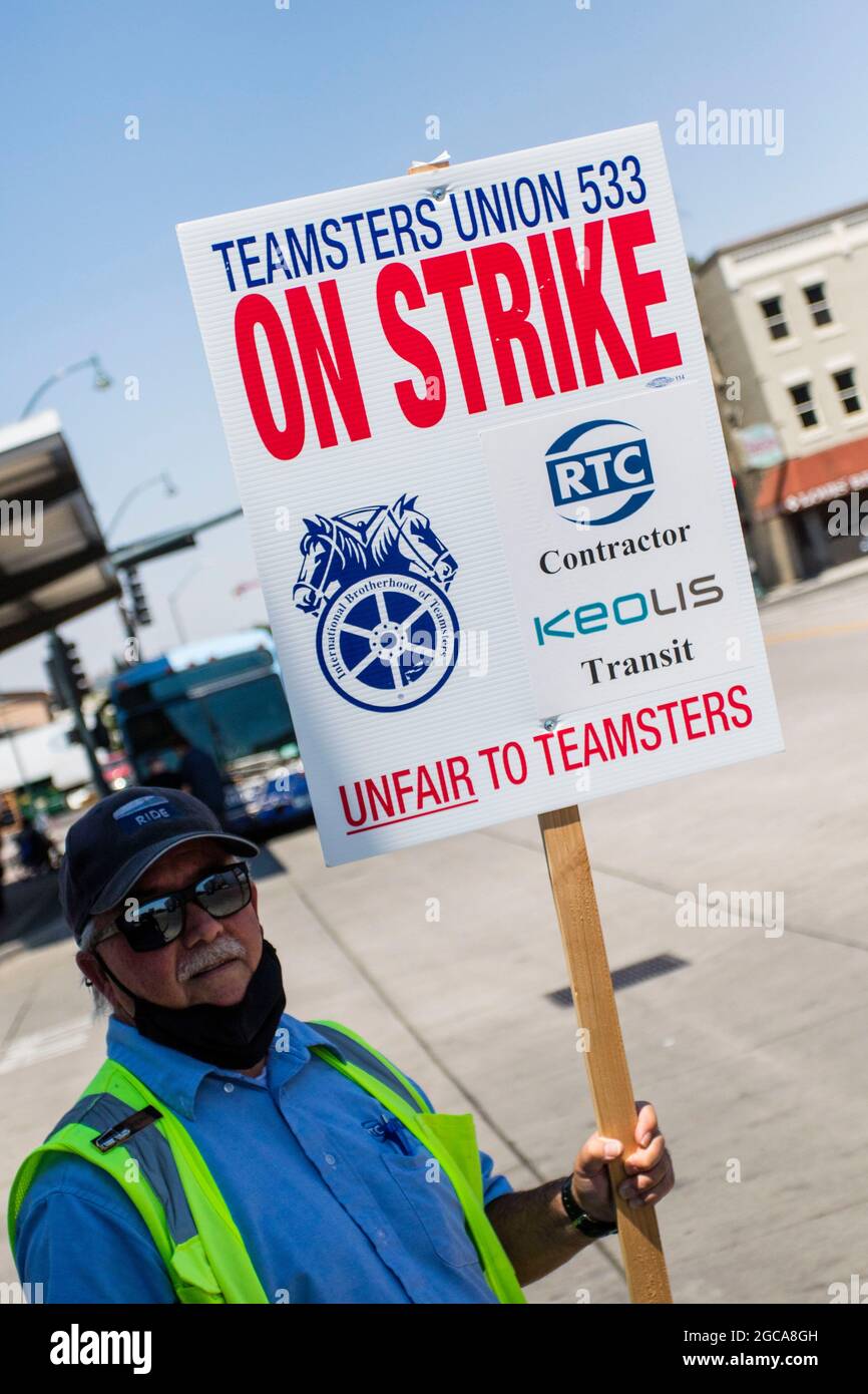 Reno, Nevada, États-Unis. 3 août 2021. Un manifestant tient un panneau de  piquetage à une gare routière pendant la grève.les chauffeurs de bus font  grève après que les négociations syndicales ont échoué.