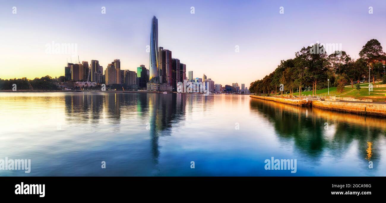 Vue au lever du soleil sur les gratte-ciel du quartier des affaires de Sydney, sur Darling Harbour, autour des tours de Barangaroo. Banque D'Images