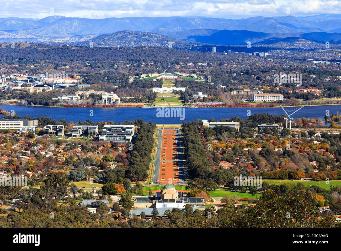 Colline du Capitole avec le tuyau du Parlement fédéral national à travers le lac Burley Griffin à Canberra, ACT, australie. Banque D'Images
