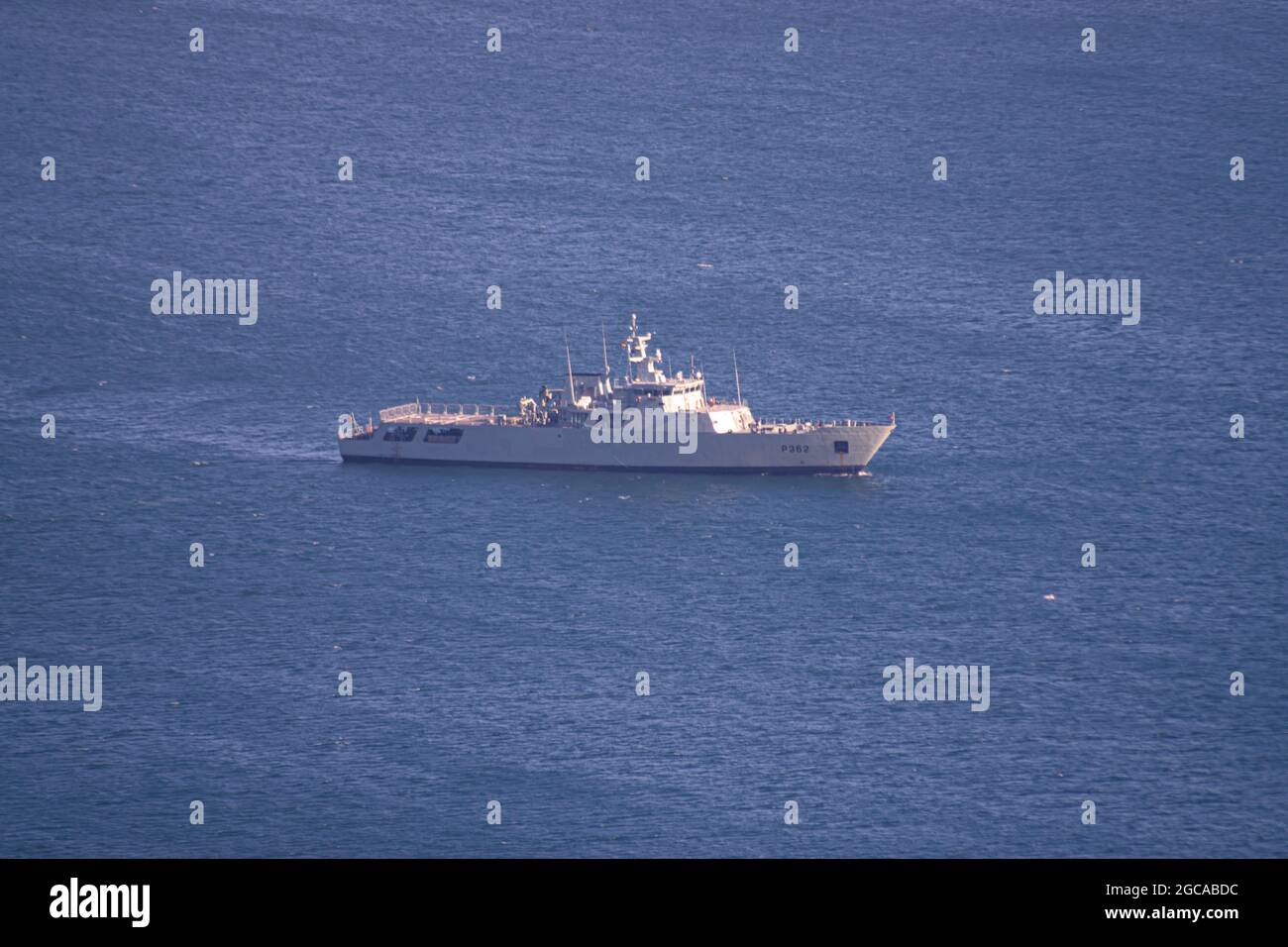 Bateau de la force navale portugaise P362 ( Marinha Portuguesa), force navale protégeant la côte du Portugal. Prow d'un bateau militaire. Banque D'Images