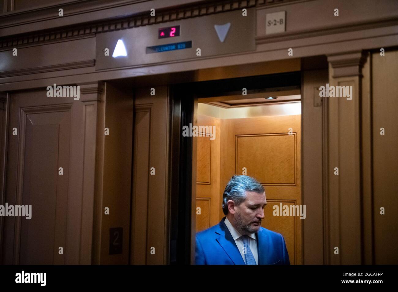 Washington, États-Unis d'Amérique. 07e août 2021. Le sénateur américain Ted Cruz (républicain du Texas) monte dans un ascenseur alors qu'il quitte la salle du Sénat lors d'un vote au Capitole des États-Unis à Washington, DC, le samedi 7 août 2021. (Photo de Rod Lamkey/CNP/Sipa USA) crédit: SIPA USA/Alay Live News Banque D'Images