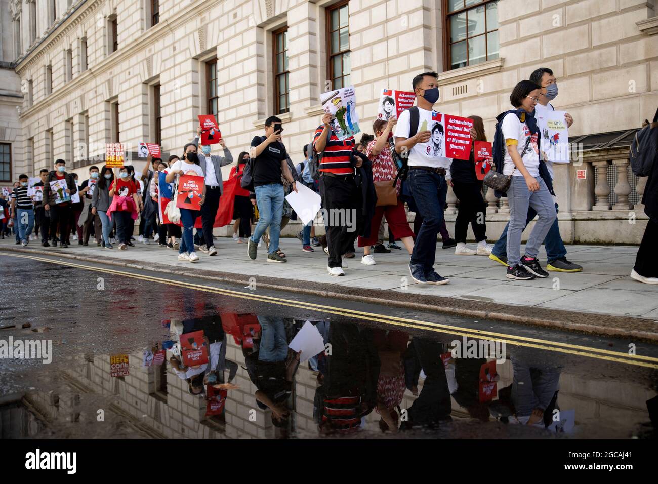 Londres, Royaume-Uni. 07e août 2021. Les manifestants ont été témoins d'une marche vers le Bureau des affaires étrangères, du Commonwealth et du développement, pendant la manifestation. À la veille du 33ème anniversaire du soulèvement du pouvoir populaire de 8888 au Myanmar, des centaines de Birmans à Londres ont défilé de la place du Parlement au Bureau des affaires étrangères, du Commonwealth et du développement, puis à l'ambassade du Myanmar. Ils ont protesté contre la dictature génocidaire du gouvernement de coup d'État actuel au Myanmar et ont demandé une aide internationale pour reconnaître le gouvernement d'unité nationale du Myanmar. (Photo de Hesther ng/SOPA Images/Sipa USA) crédit: SIPA USA/Alay Live News Banque D'Images