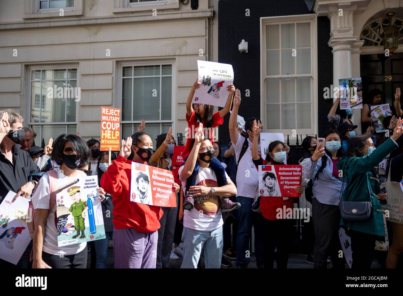 Londres, Royaume-Uni. 07e août 2021. Les manifestants saluant les trois doigts à l'ambassade du Myanmar pendant la manifestation.à la veille du 33ème anniversaire du soulèvement du pouvoir du peuple de 8888 au Myanmar, des centaines de Birmans à Londres ont défilé de la place du Parlement au Bureau des affaires étrangères, du Commonwealth et du développement, puis à l'ambassade du Myanmar. Ils ont protesté contre la dictature génocidaire du gouvernement de coup d'État actuel au Myanmar et ont demandé une aide internationale pour reconnaître le gouvernement d'unité nationale du Myanmar. (Photo de Hesther ng/SOPA Images/Sipa USA) crédit: SIPA USA/Alay Live News Banque D'Images