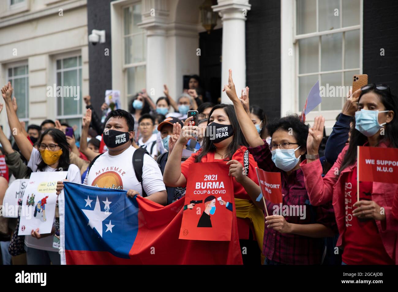 Des manifestants ont vu des pancartes en faveur de la démocratie au peuple et libérer Aung San Suu Kyi devant l'ambassade du Myanmar pendant la manifestation.à la veille du 33e anniversaire du soulèvement du pouvoir populaire de 8888 en Birmanie, des centaines de Birmans à Londres ont défilé de la place du Parlement vers les étrangers, Commonwealth & Development Office, puis à l'ambassade du Myanmar. Ils ont protesté contre la dictature génocidaire du gouvernement de coup d'État actuel au Myanmar et ont demandé une aide internationale pour reconnaître le gouvernement d'unité nationale du Myanmar. (Photo de Hesther ng/SOPA Images/Sipa USA) Banque D'Images