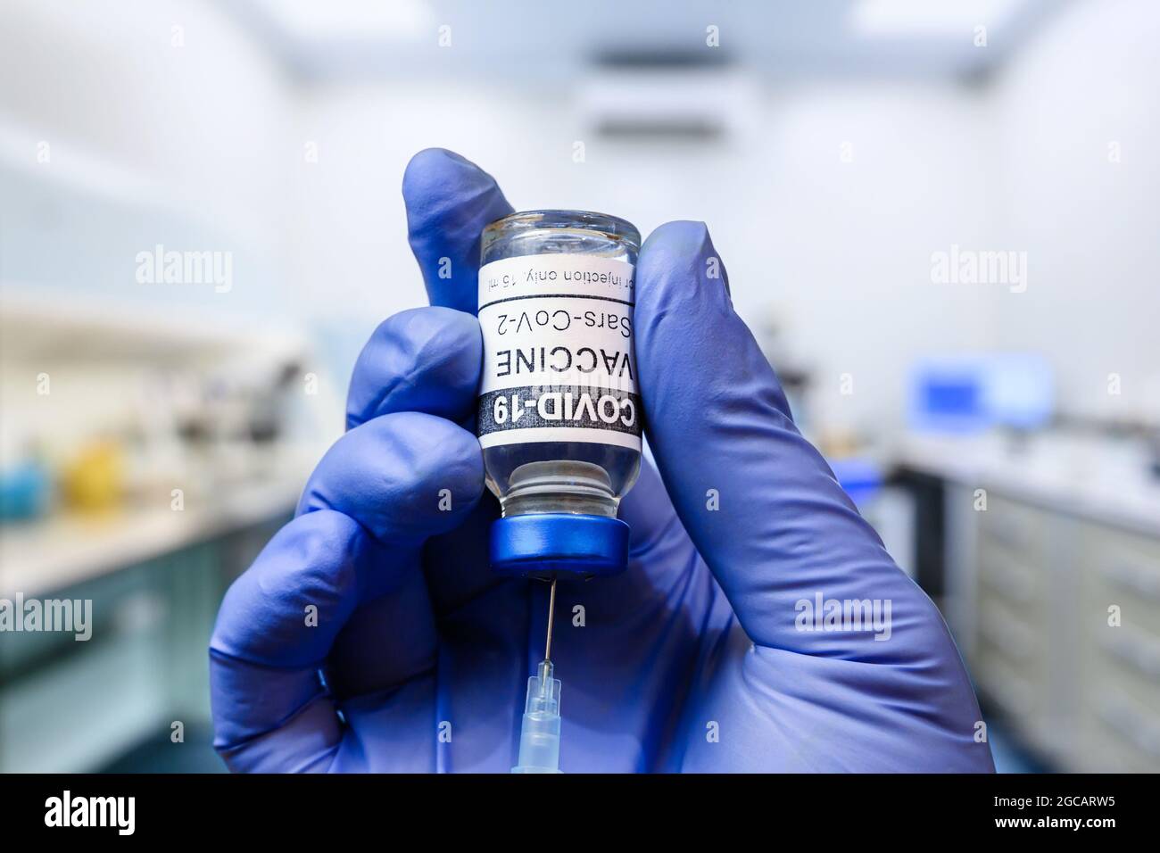 Vaccin contre le virus Corona dans la main de chercheur en laboratoire, le médecin détient le vaccin COVID-19 pour injection en clinique. Concept de vaccination, réouverture, coron Banque D'Images