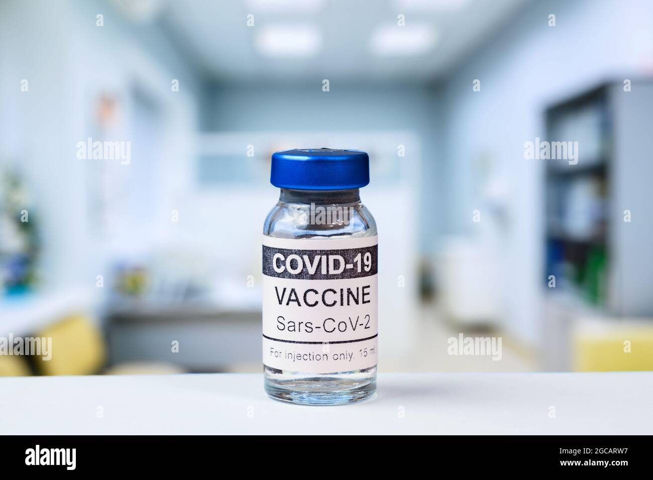 Flacon de vaccin COVID-19 en clinique, flacon de vaccin contre le virus corona pour injection dans le cabinet du médecin ou le centre de vaccination. Concept de santé, coronavirus Banque D'Images