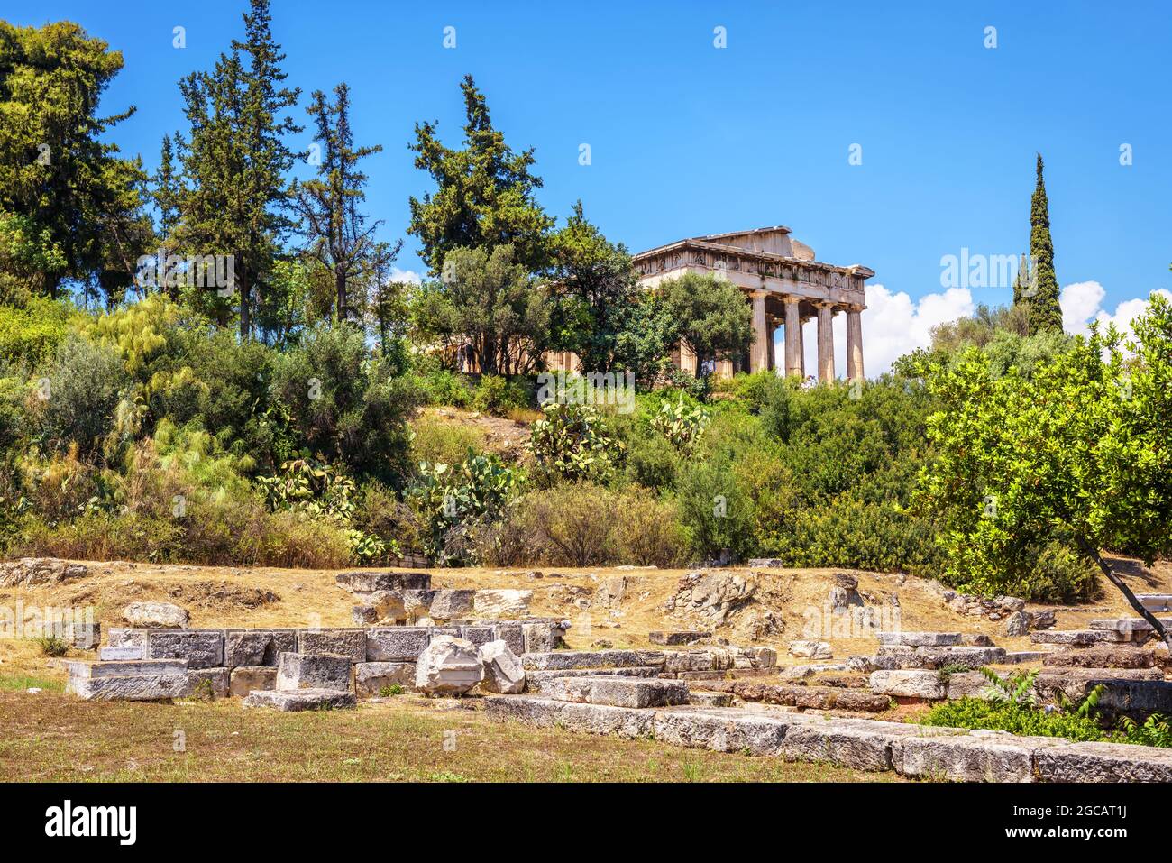 Vue sur l'agora grecque, Athènes, Grèce. Célèbre ancien temple d'Hephaestus, monument d'Athènes à distance. Beau paysage avec ruines antiques dans la ville d'Athènes Banque D'Images