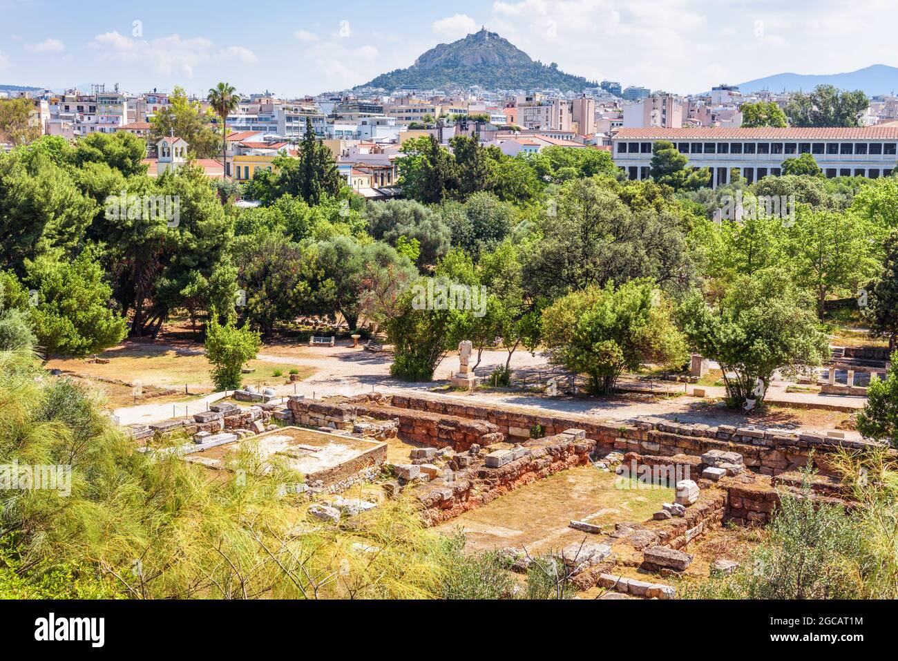 Ancienne agora à Athènes, Grèce. Vue panoramique sur les ruines grecques et le mont Lycabette à distance. Paysage urbain de la vieille Athènes en été. Paysage de la visite Banque D'Images