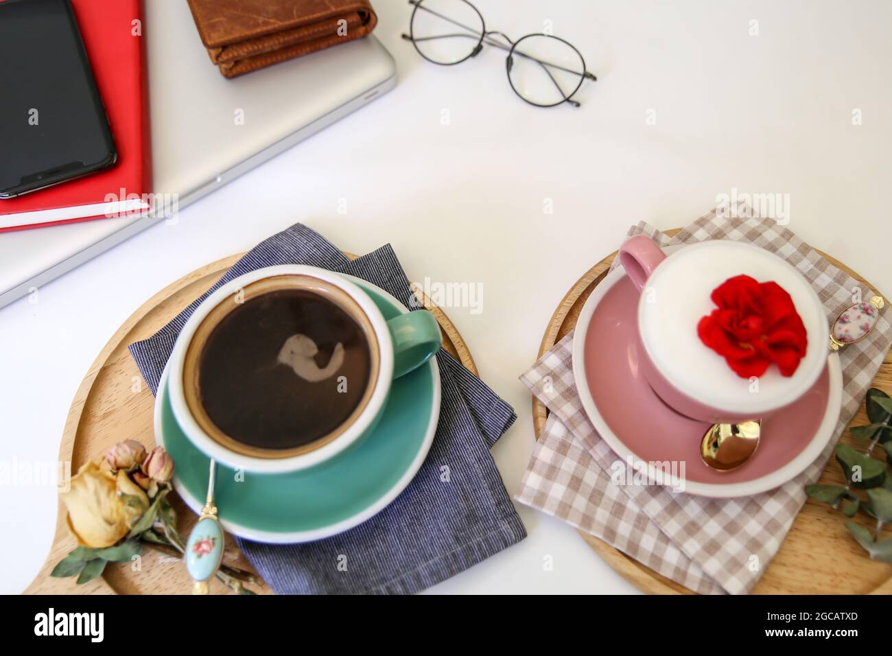 Une photo en grand angle d'une tasse de café et d'une tasse de cappuccino sur la table Banque D'Images