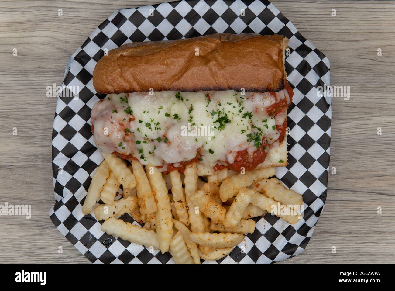 Vue sur le dessus du sous-sandwich au meatball servi avec des frites remplira tous les appétits de fromage fondu. Banque D'Images