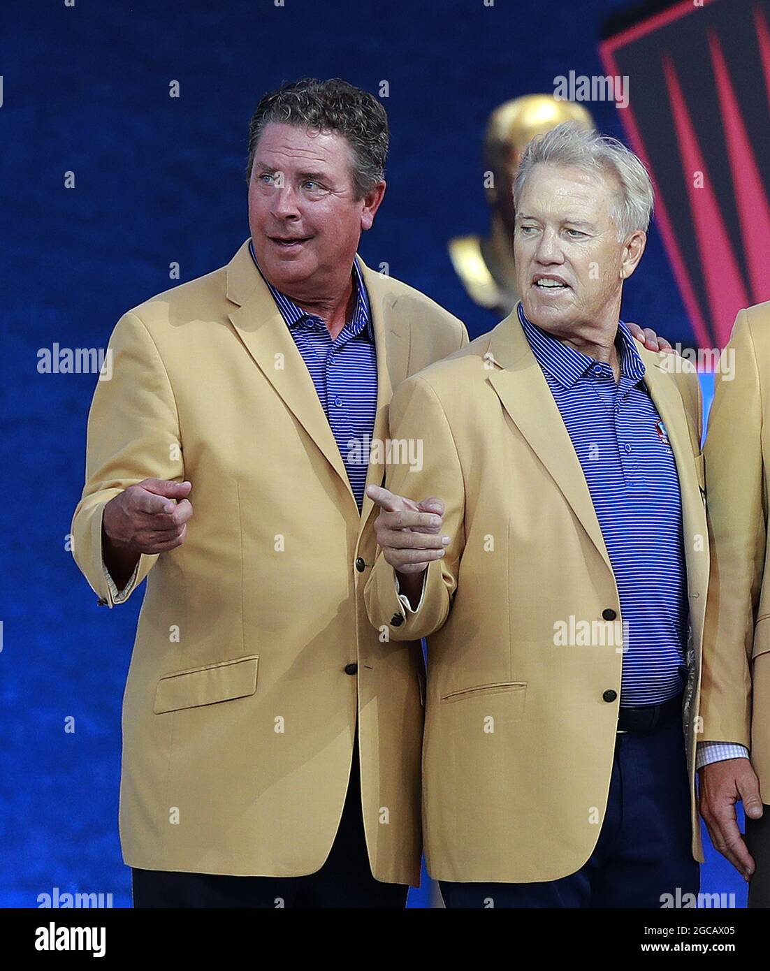 Canton, États-Unis. 07e août 2021. Les quarterbacks du Pro football Hall of Fame Dan Marino (L) et Troy Aikman pointent vers quelqu'un lors de la cérémonie d'enshrinement au Pro football Hall of Fame du Tom Benson Hall of Fame Stadium de Canton, Ohio, le samedi 7 août 2021. Photo par Aaron Josefczyk/UPI crédit: UPI/Alay Live News Banque D'Images