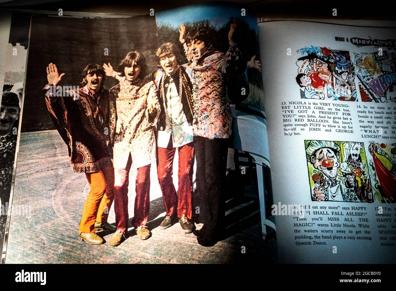 Gros plan sur la photographie et le dessin animé d'un membre du groupe dans le livre de photos inclus avec le disque en vinyle de Beatles Magical Mystery Tour Banque D'Images