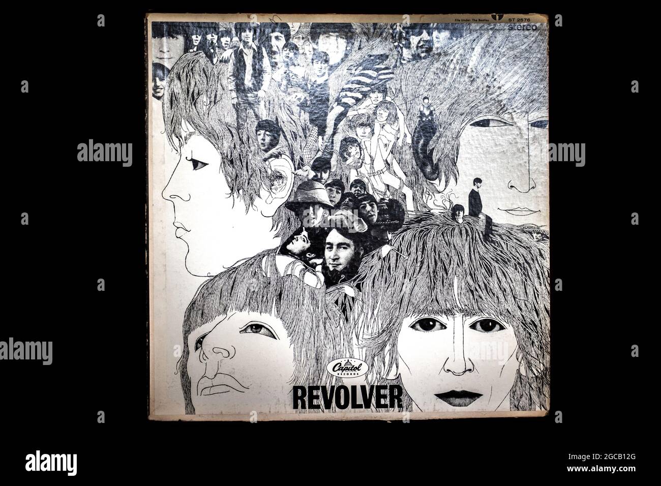 Gros plan isolé du devant de la couverture de l'album en vinyle Beatles Revolver usée Banque D'Images