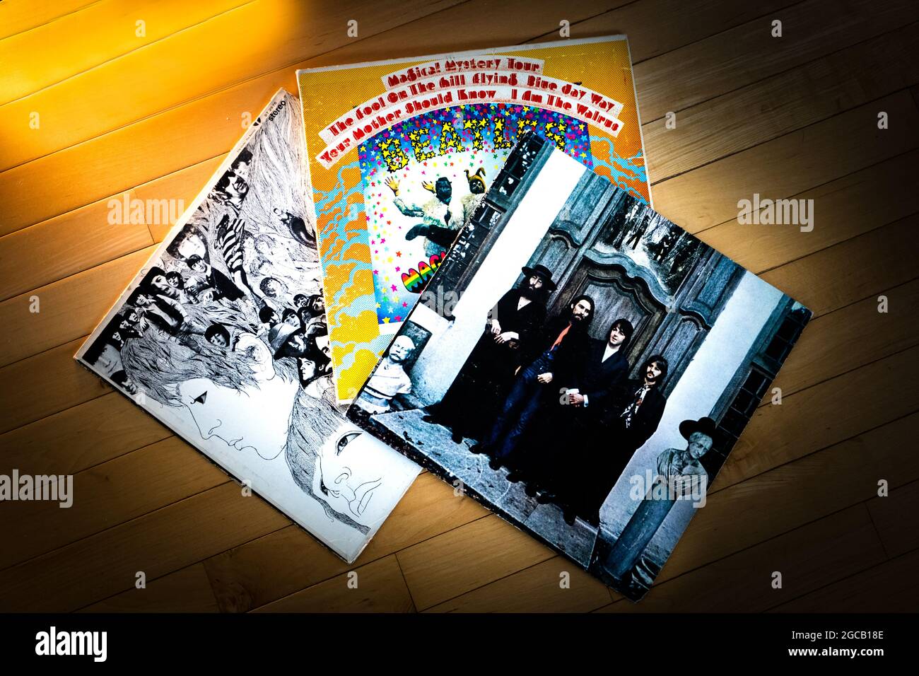 Vue de haut en bas de trois albums de vinyle Beatles sur parquet Banque D'Images